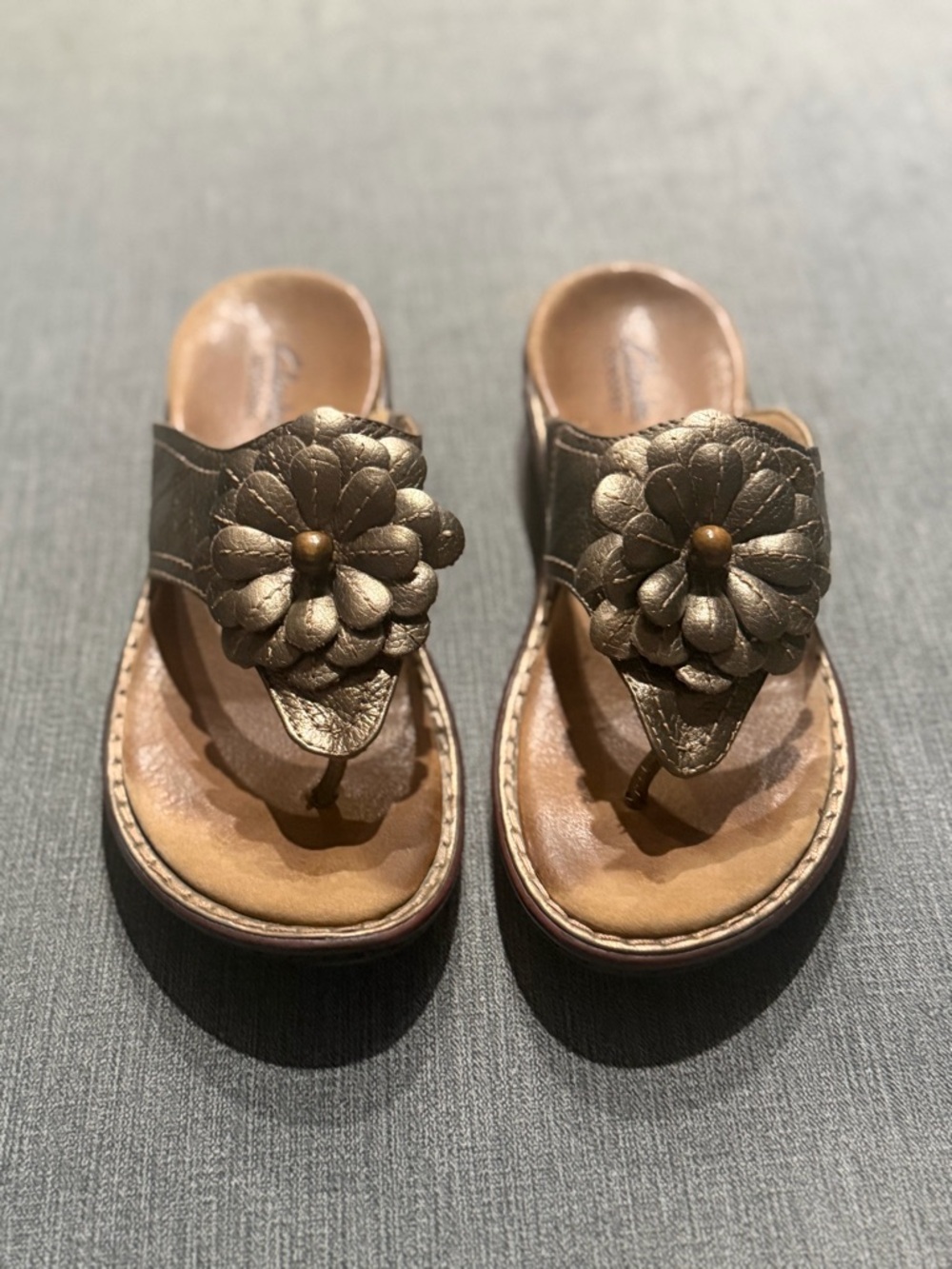 Clarks‎ Bendables Gold Tone Leather Flower Flip Flop Thong Sandals size 8